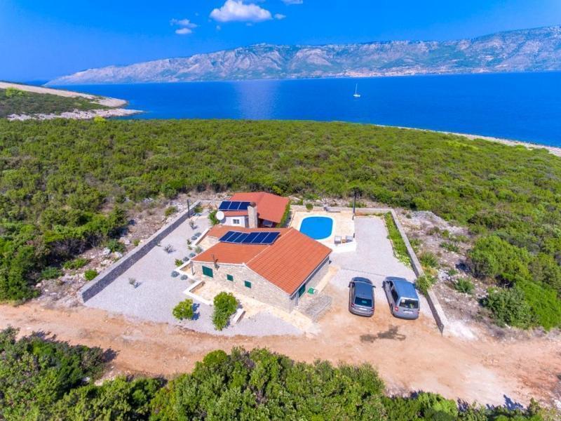 Magnifique villa avec piscine à Basina, à seulement 100 mètres de la plage 