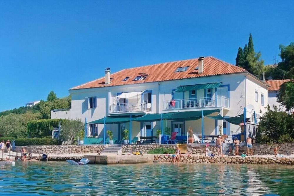 Csodálatos 5 hálószobás apartman a tengerhez vezető első vonalon Zadar környékén, közvetlenül a vitorláskikötővel szemben 