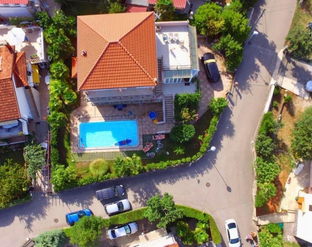 Super-villa à Malinska-Dubašnica à seulement 50 mètres de la mer 