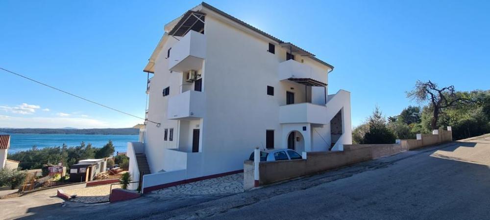 Wunderschönes touristisches Anwesen in Zavala mit 5 Apartments, Garage und mehreren zusätzlichen Einrichtungen 
