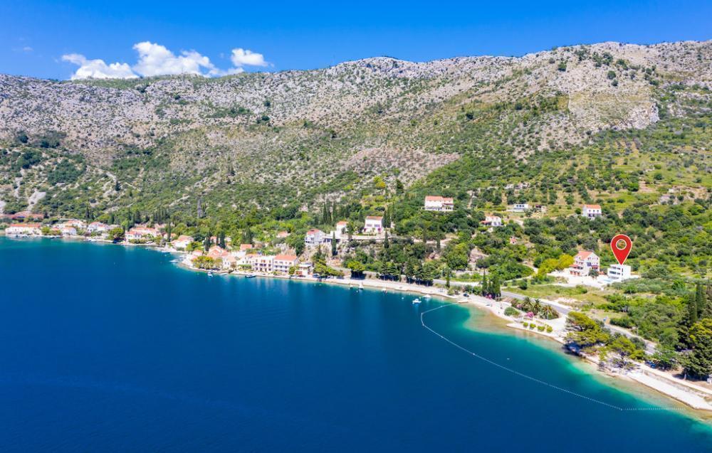 Új, modern villa Dubrovnik külvárosában, a tengerhez vezető első vonalon, mindössze 30 méterre a strandtól 