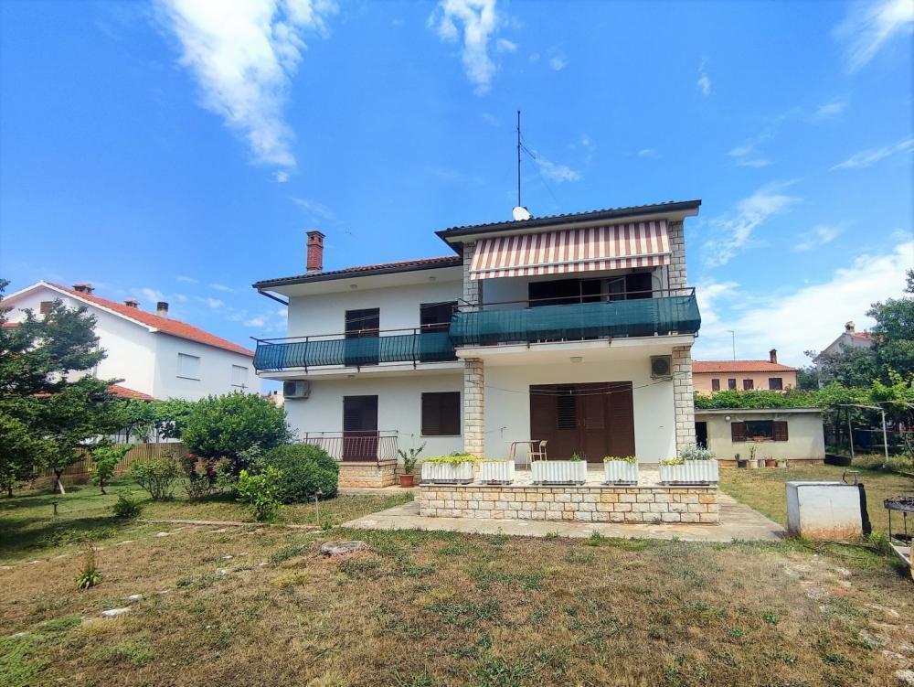 Haus mit drei Wohnungen in Valbandon, Fažana zum Verkauf, nur 550 Meter vom Meer entfernt 