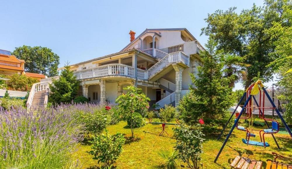 Впечатляющий многоквартирный дом всего в 200 м от моря с видом на море, в Медулине! 
