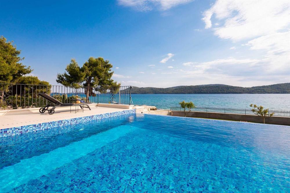 Impressive, second-to-none waterfront villa in Sibenik area 