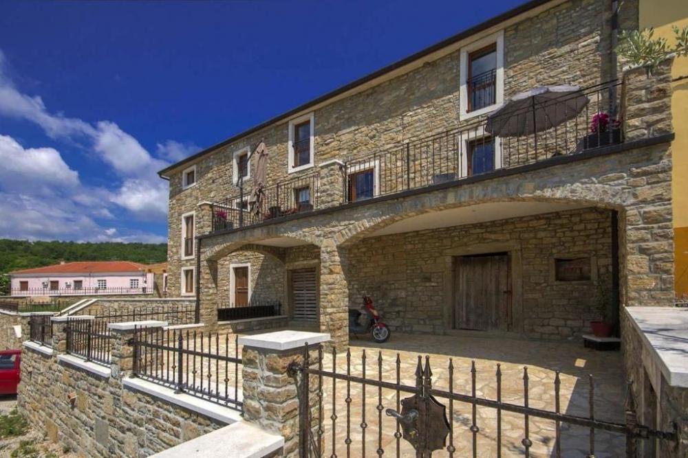 Stone house with a beautiful sea views in Buje 