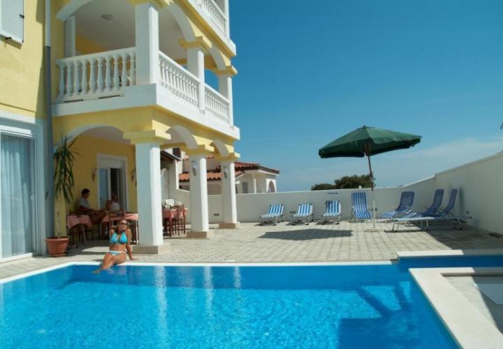 Продается здание отеля в Перой всего в 700 метрах от моря с прекрасным видом 