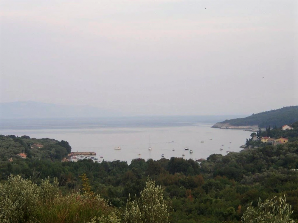 Mix of urbanized and non-urbanized land in Rabac, Labin, with sea views 