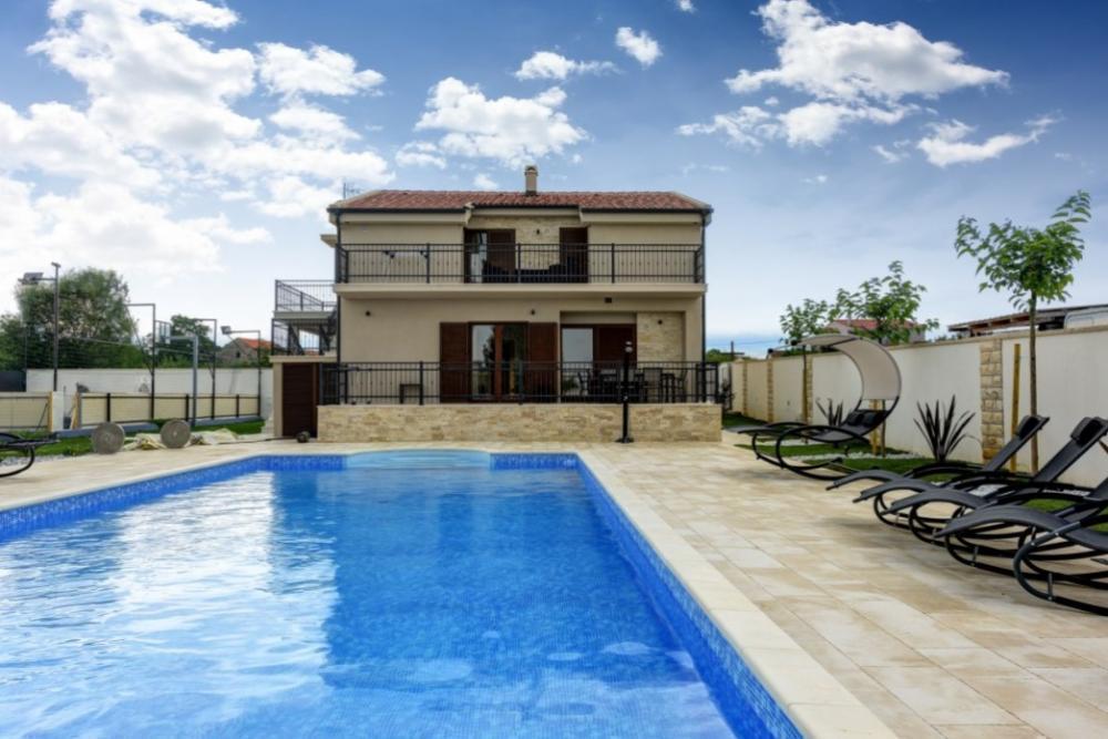 Holiday villa with swimming pool near Zadar 