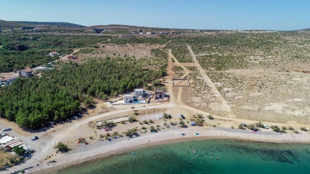Dvě podobné vily v první řadě u moře v oblasti Zadaru 