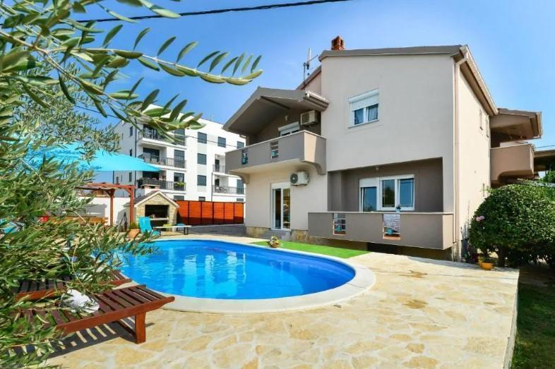 Lovely villa with swimming pool in Zadar area 