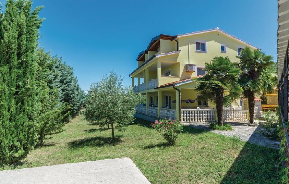 Apartment house of 6 apartments with swimming pool just 2 km from the sea in Porec area 