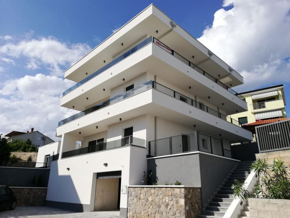 Moderní exkluzivní novostavba v Kostreně jen 300 metrů od moře - přízemní apartmán se zahradou 400m2, apartmán 42m2 a garáž 100m2 