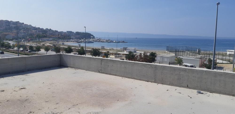 Hôtel incomplet à vendre à seulement 50 mètres de la mer dans la région de Split 