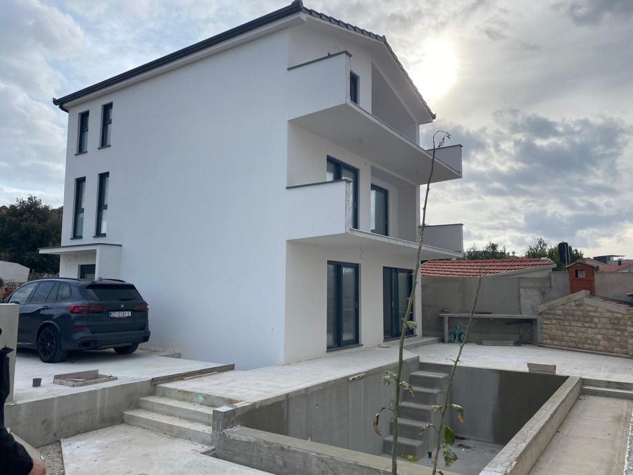 Schöne neue Villa mit Swimmingpool, nur 50 Meter vom Meer entfernt, in der Bucht von Stivasnica, Region Rogoznica 
