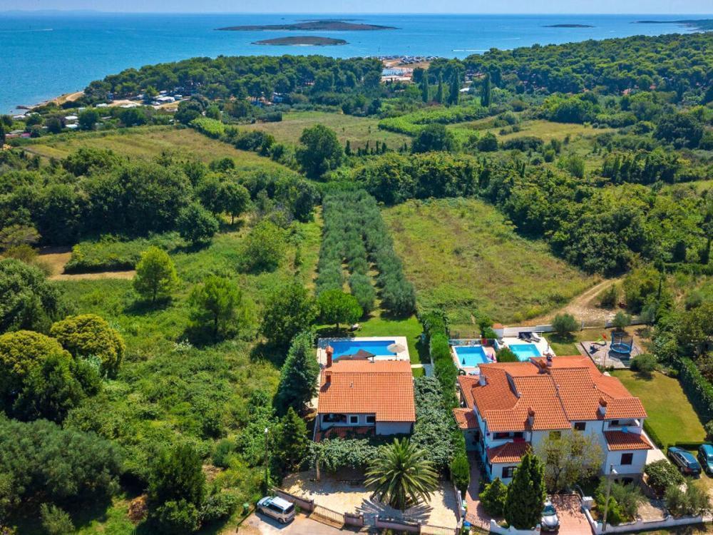 Property on the first construction line in Premantura, on 2500 sq.m. of land, 400 meters from the sea 