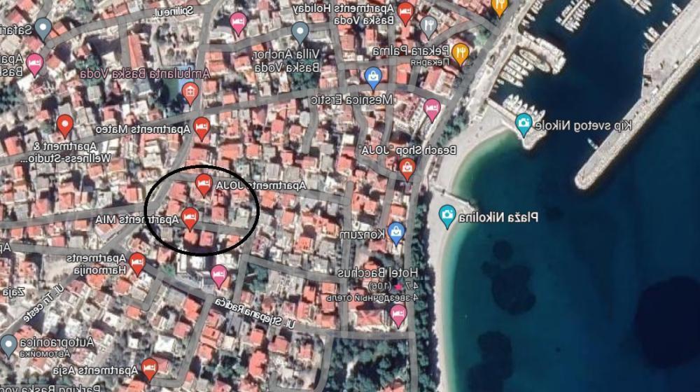 Land plot with older house for renovation in Baska Voda just 200 meters from the beach 