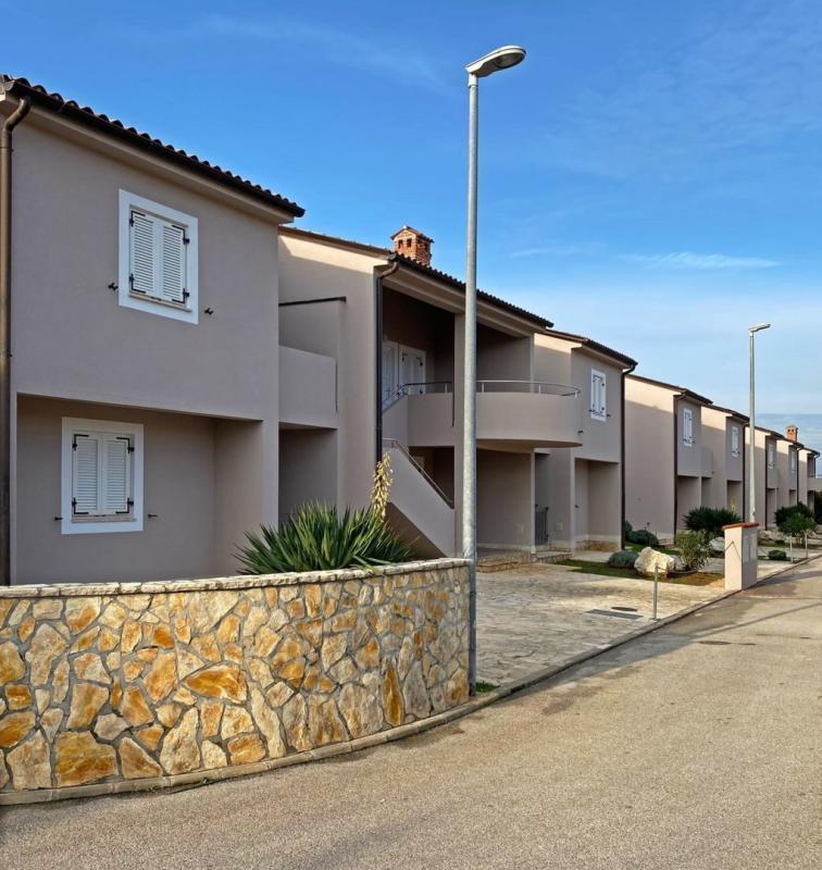 Complex of attached villettas in Medulin offers a villetta 140 meters from the sea 