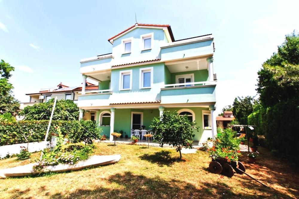 Apart-house of 11 apartments in Medulin, wonderful green area only 500 meters from the sea 