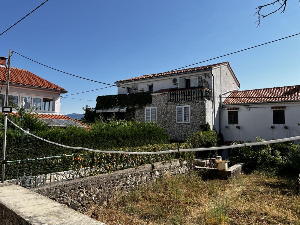 Haus in Šilo, Dobrinj, 1,5 km vom Meer entfernt, mit herrlichem Meerblick! 