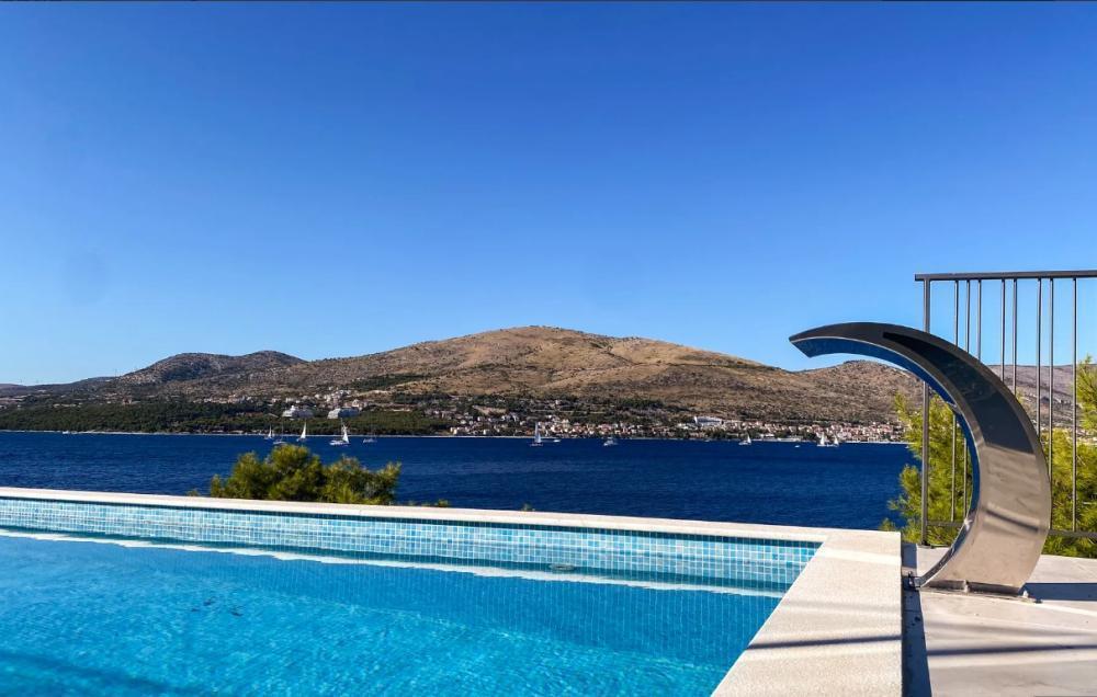 Outstanding waterfront modern villa with infinity pool within new community on Ciovo 