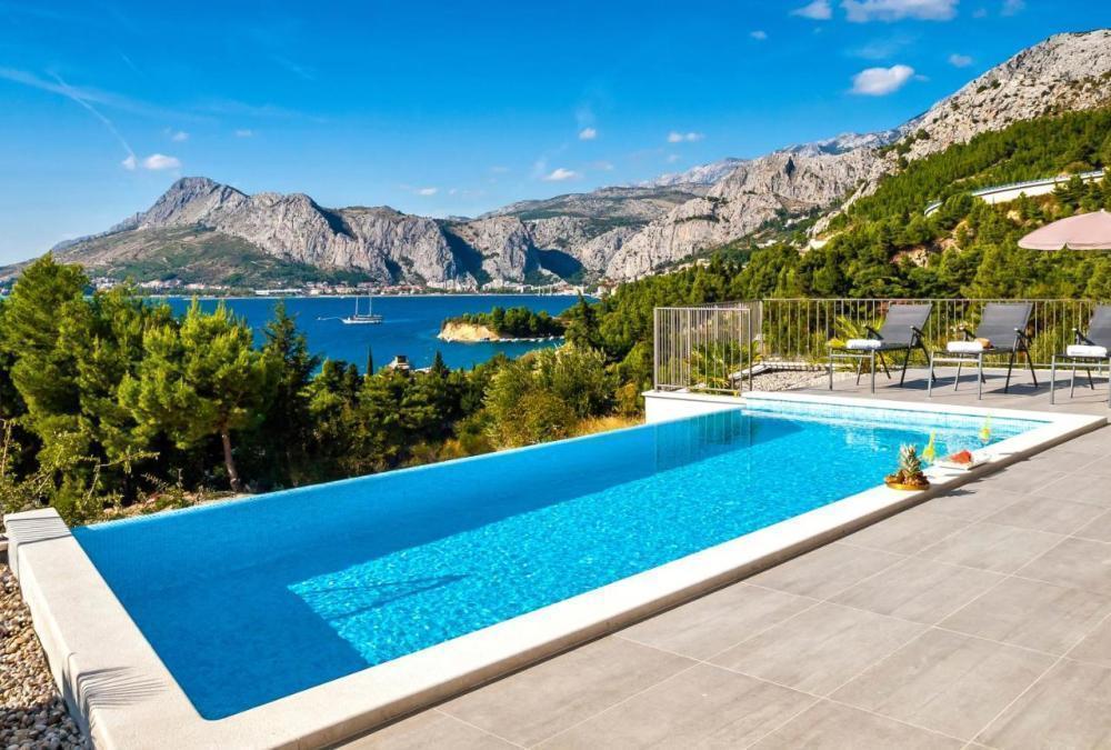 Herrliche neue moderne Villa an der Riviera von Omis, nur 60 Meter vom Meer entfernt, mit Swimmingpool, Sauna, Fitnessstudio und Garage 