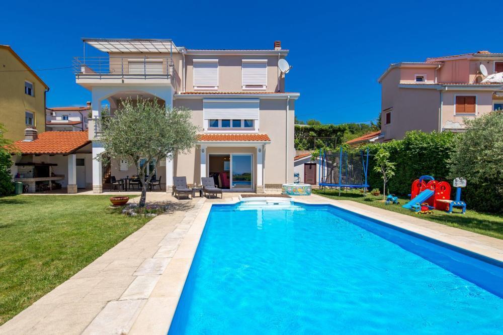 Freistehende Villa mit Swimmingpool in Viškovo, Marinići über Rijeka, mit weitem Meerblick 