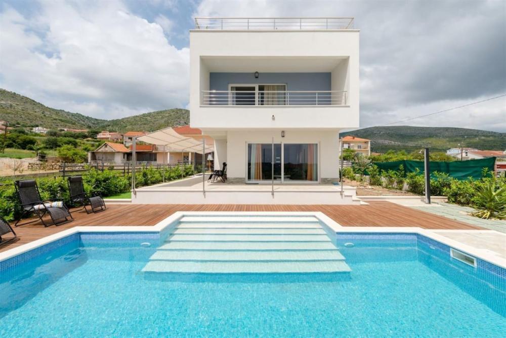 Neue Villa auf der Halbinsel Ciovo mit Swimmingpool und Blick auf die Adria 