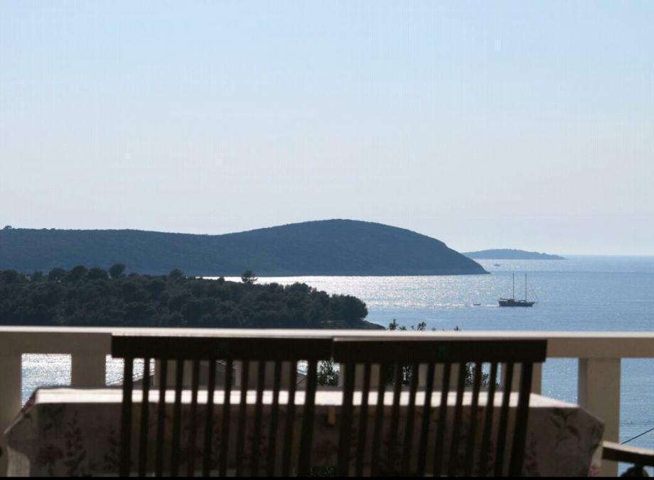 Nemovitost se třemi byty na prodej na ostrově Šolta s fascinujícím výhledem na moře 