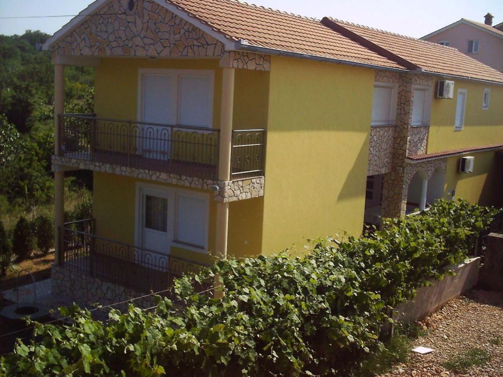 House of 5 apartments in Šilo, Dobrinj 