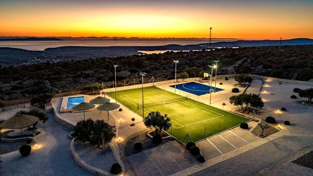 Великолепная гасиенда на острове Брач на 1 га земли, с теннисным кортом, баскетбольной площадкой, футбольным полем, мини-гольфом, 