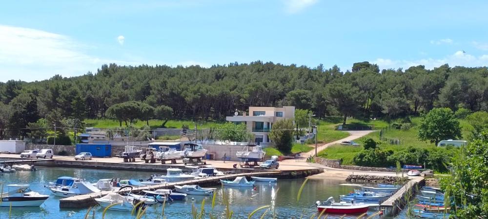 Vynikající nová ultramoderní vila na pobřeží v Medulinu, přímo naproti jachtařským molům 