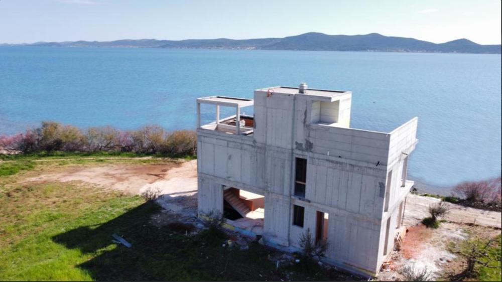 Luxusní vila první řady k moři ve výstavbě v oblasti Zadaru 