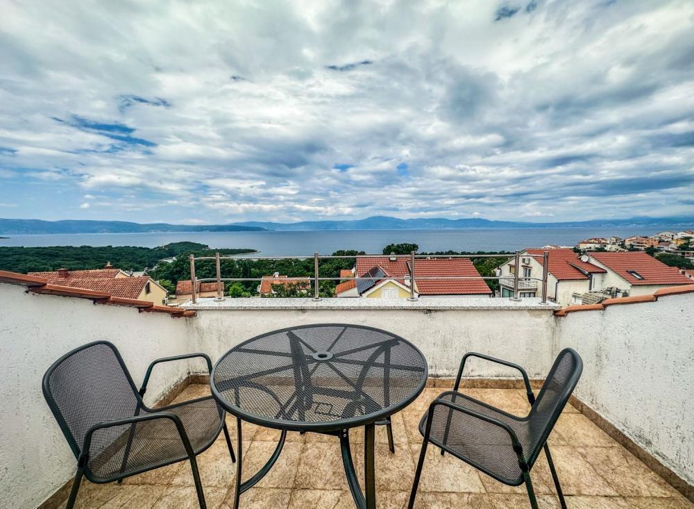Appartement avec vue imprenable sur la mer et prix incroyablement bas à Njivice, Omišalj 