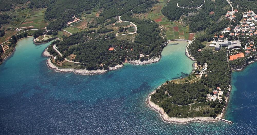 Terrain à bâtir dans la zone touristique au 1er rang de la mer à Jelsa, île de Hvar 