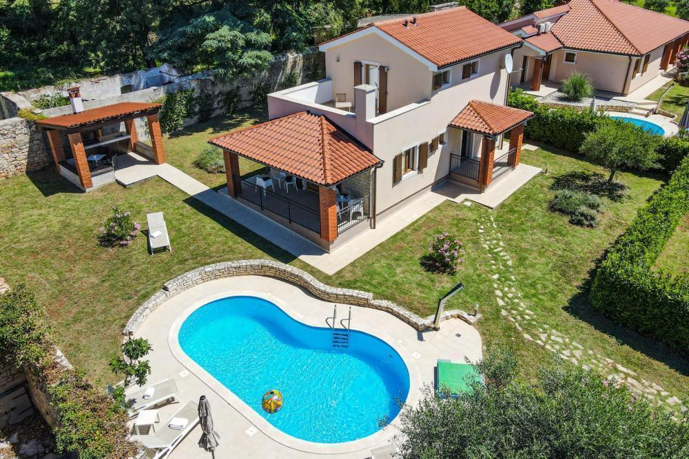 Complex of the three detached villas with swimming pool and garden in the vicinity of Poreč 
