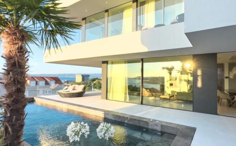 Luxury villa in a top location near Split, with sea views 