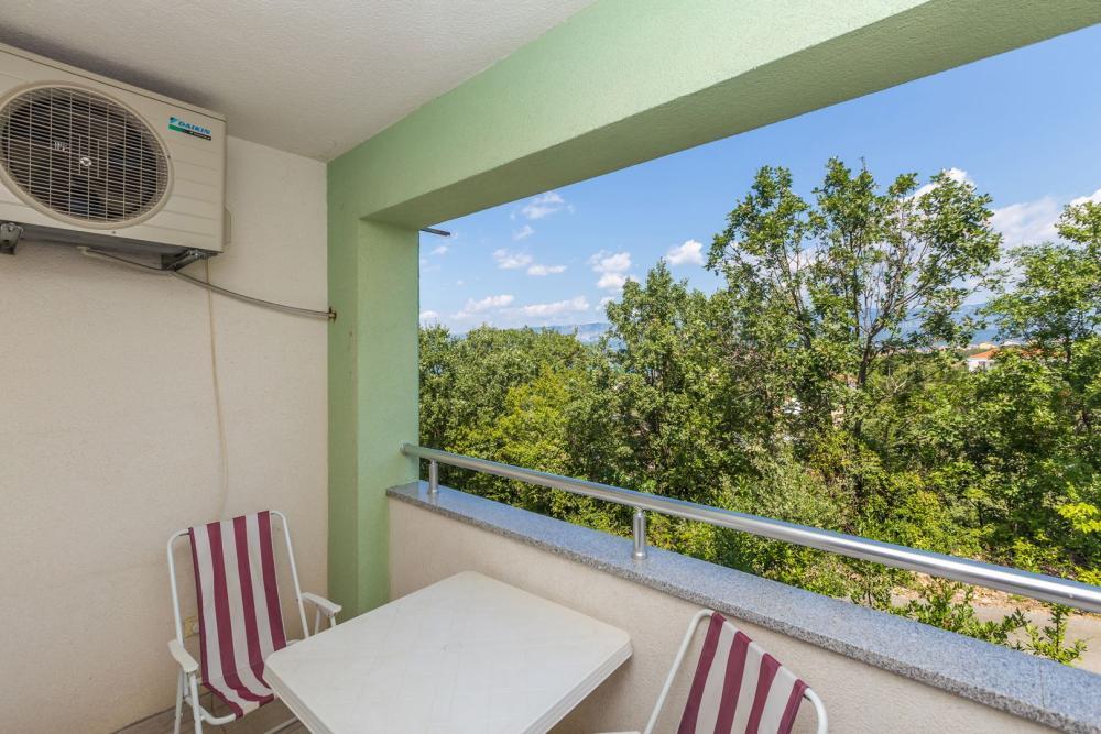 Apartment in Klimno, Dobrinj, 150 meters from the sea 