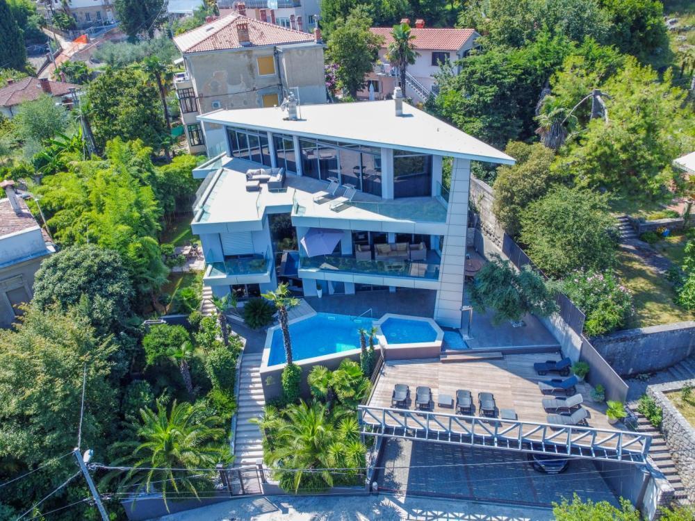 An impressive modern villa with a swimming pool in the center of Opatija, a few steps from the Lungomare 