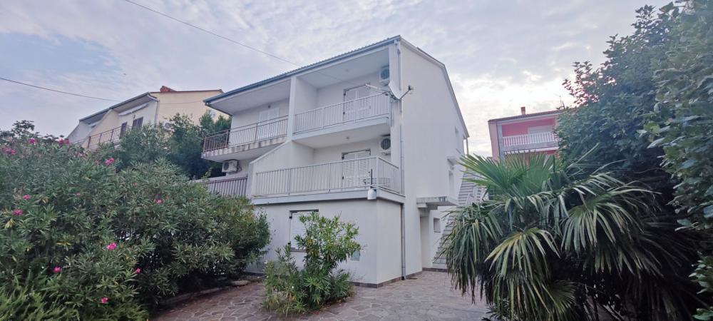 House with 3 apartments 150 meters from the sea! 