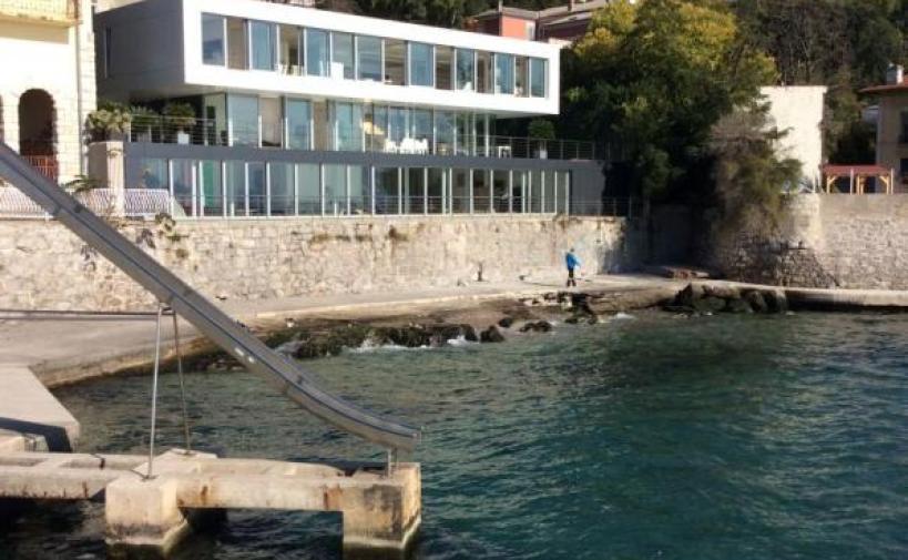 Stunning seafront villa in Rijeka with panoramic glazing 