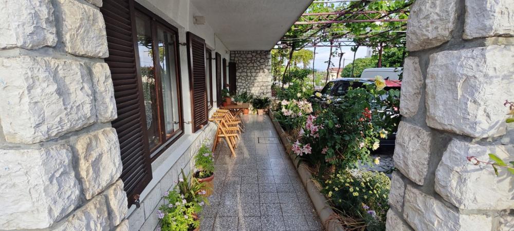 Three-bedroom apartment in a great location 250 meters from the sea in Crikvenica! 
