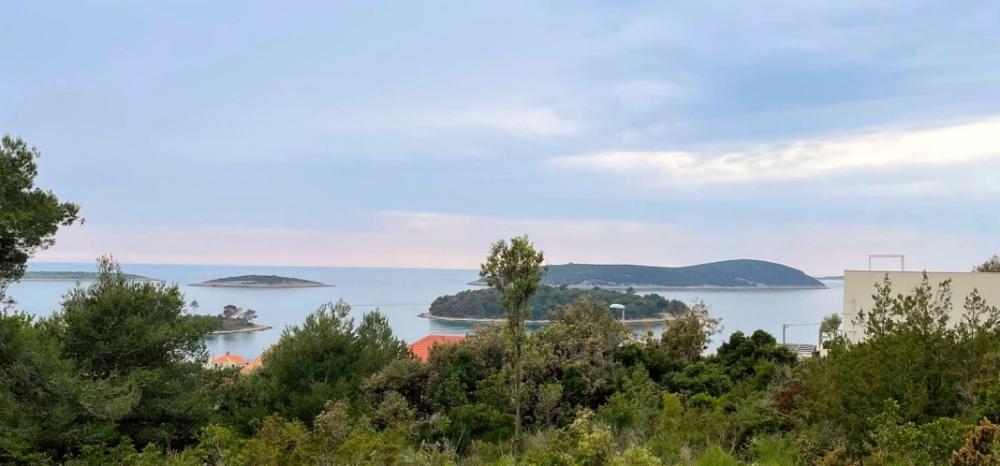 Building land meant for luxury villa on Solta island, 120 meters from the sea 
