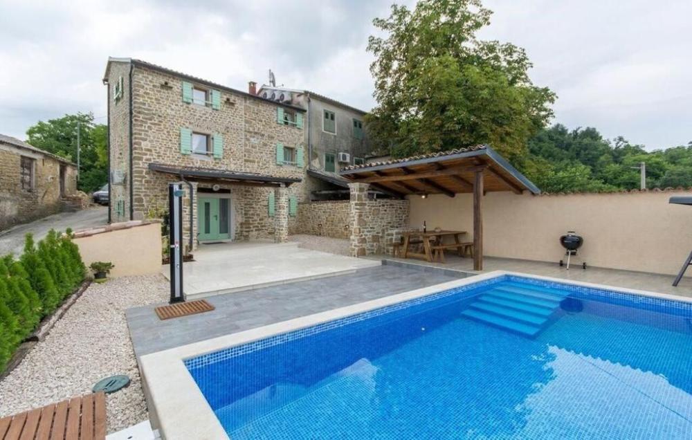 Indigenous semi-detached stone villa with swimming pool in Motovun 