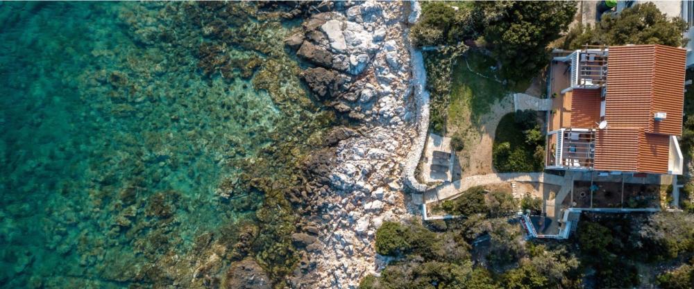 Вилла на берегу моря в превосходном месте на романтическом острове Вис 