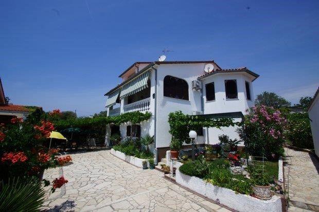 House in a great location with a view of the sea in Barbariga 
