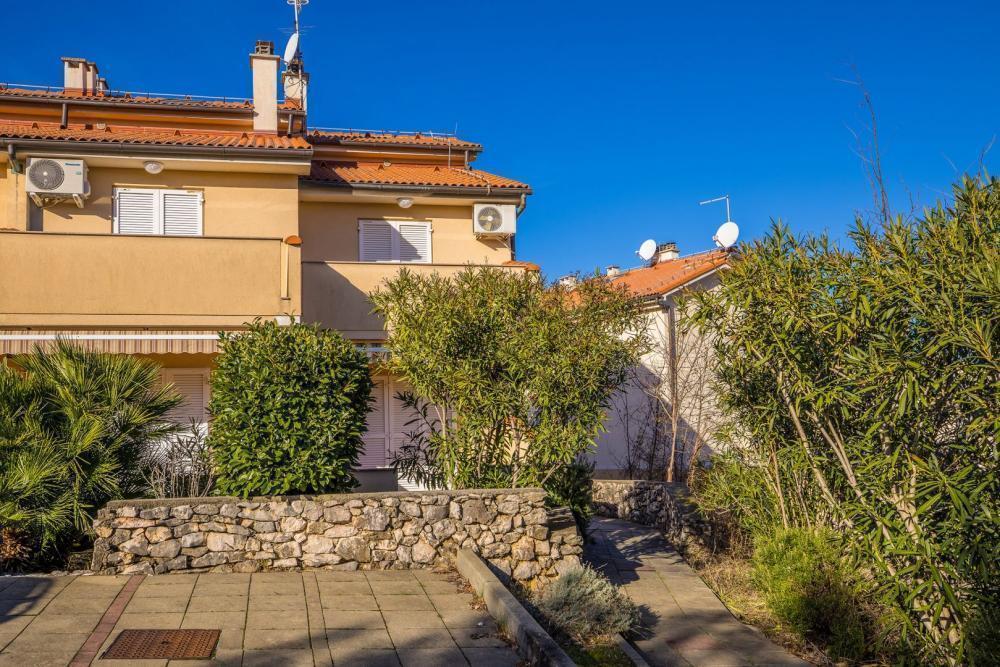 Looking for the best deal on Krk? Here is house in Soline with sea views! 