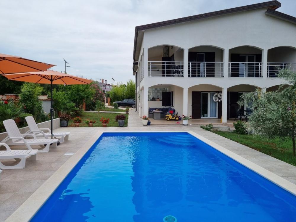 House of 5 apartments with a lot of potential, in a quiet and beautiful location in Porec area 