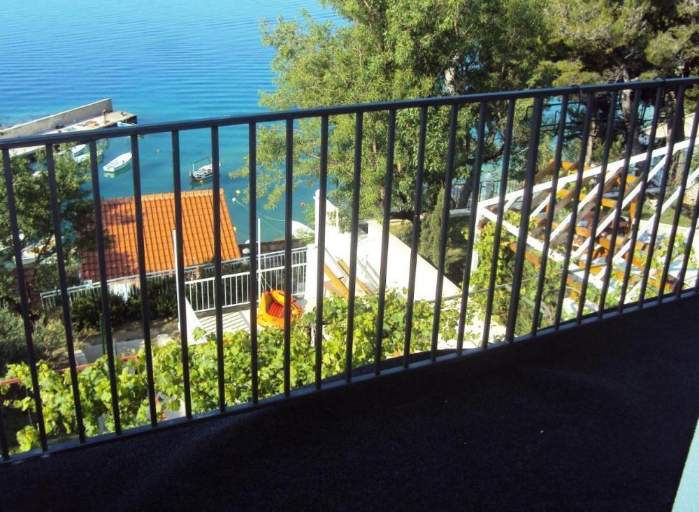 Erstaunliches touristisches Anwesen mit 6 Apartments an der Riviera von Omis, 30 Meter vom Meer entfernt 