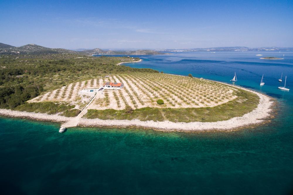 Jedna a jediná izolovaná ostrovní vila s olivovým hájem o rozloze 47500 m2. pozemku, kotviště a absolutní soukromí 