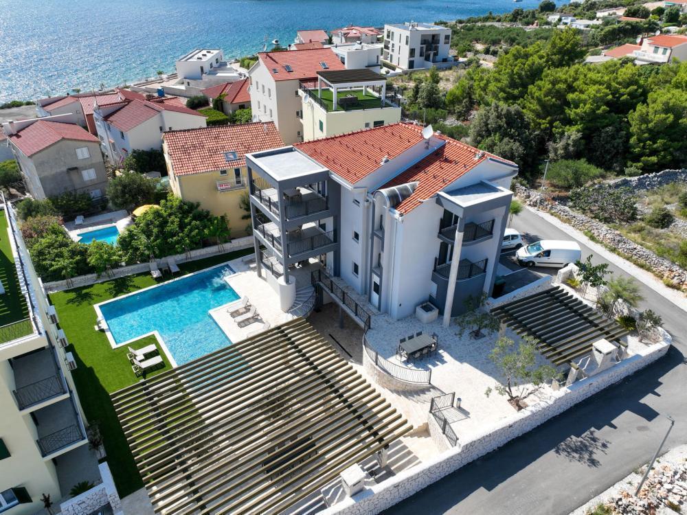 Роскошная новая квартира в бутик-резиденции с бассейном в 100 метрах от моря 